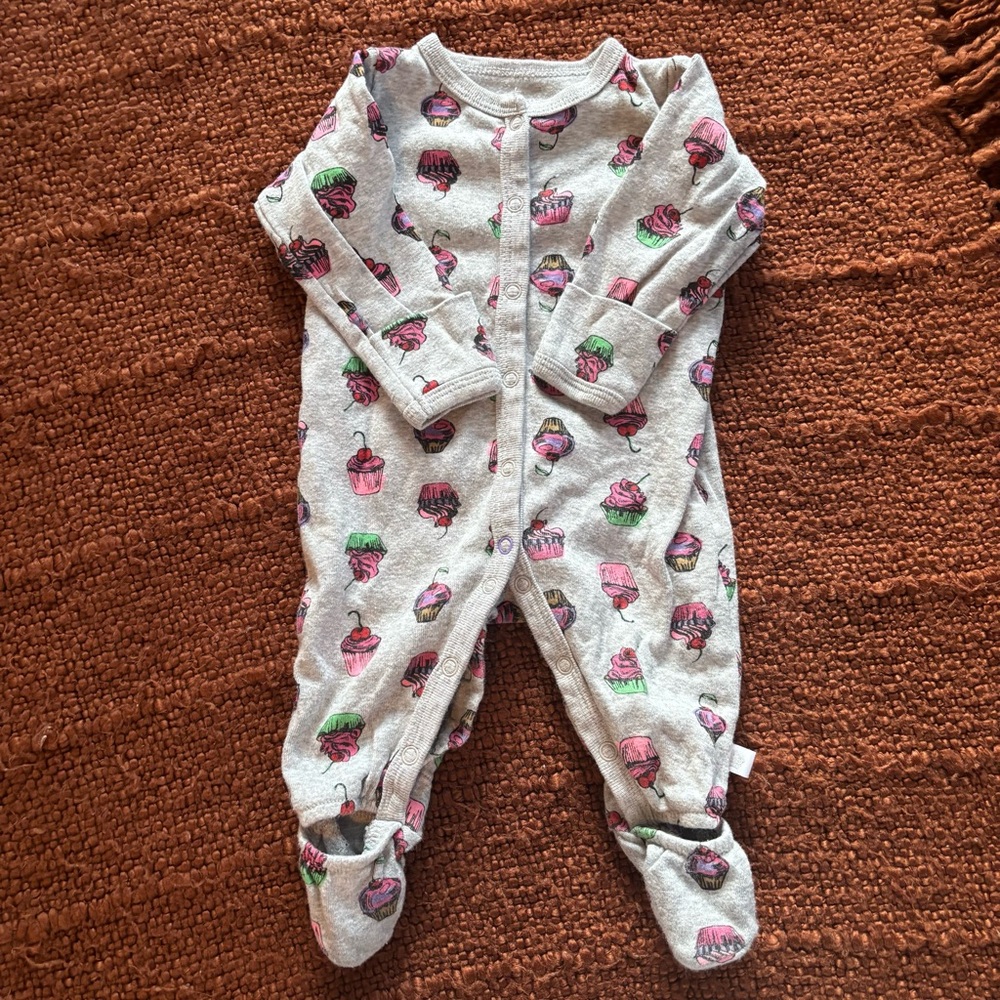 Infant Baby Cupcake Print One Piece Pajamas Button Up Size 3/6 months Grey Food